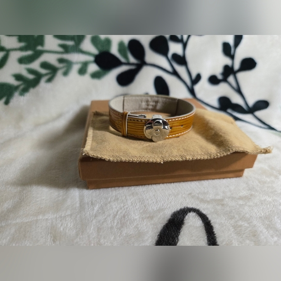 💯 Authentic Louis Vuitton Epi Leather Good Luck Bracelet with Box and Dustbag - Picture 11 of 12